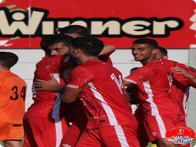 אלה שחגגו במהלך המשחק ובסיומו. שחקני הפועל מרמורק (סהר בראל)